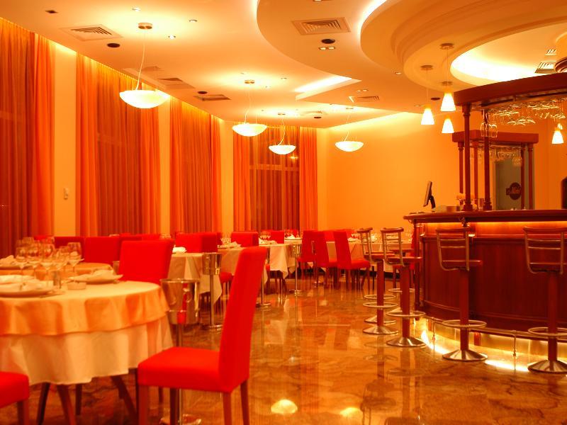 Celly Hotel Piteşti Buitenkant foto