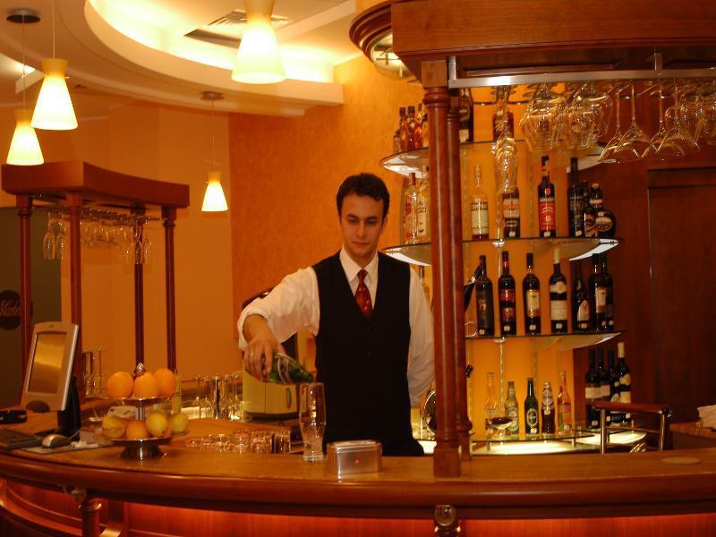 Celly Hotel Piteşti Buitenkant foto