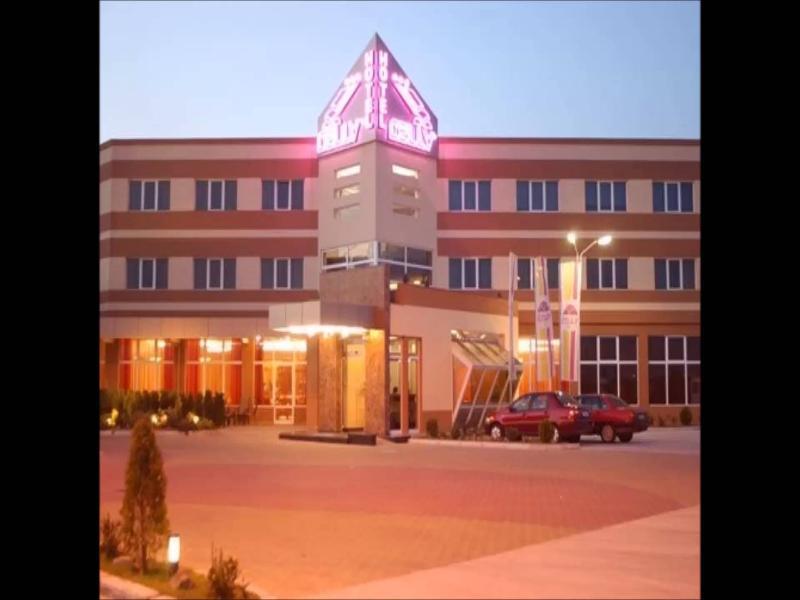 Celly Hotel Piteşti Buitenkant foto