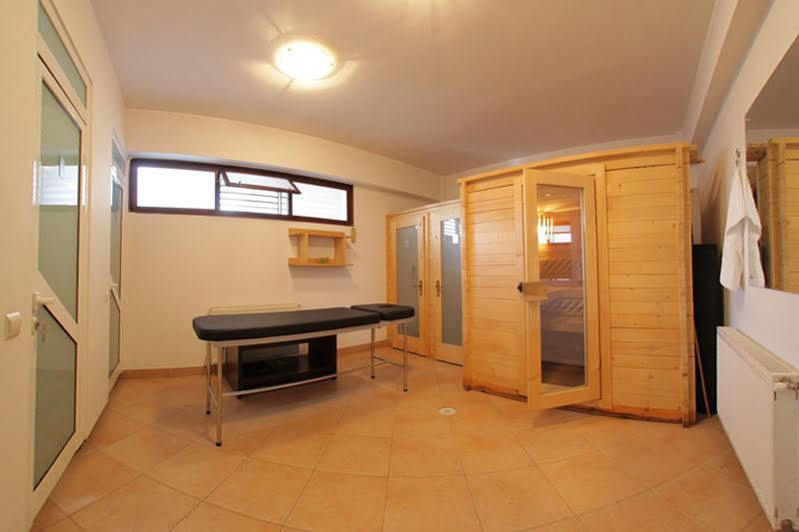 Celly Hotel Piteşti Buitenkant foto
