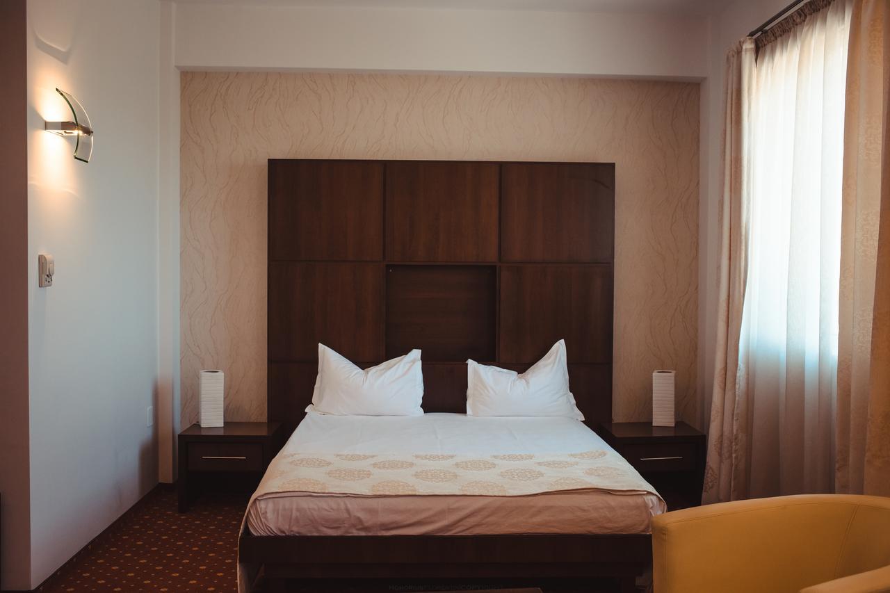 Celly Hotel Piteşti Buitenkant foto