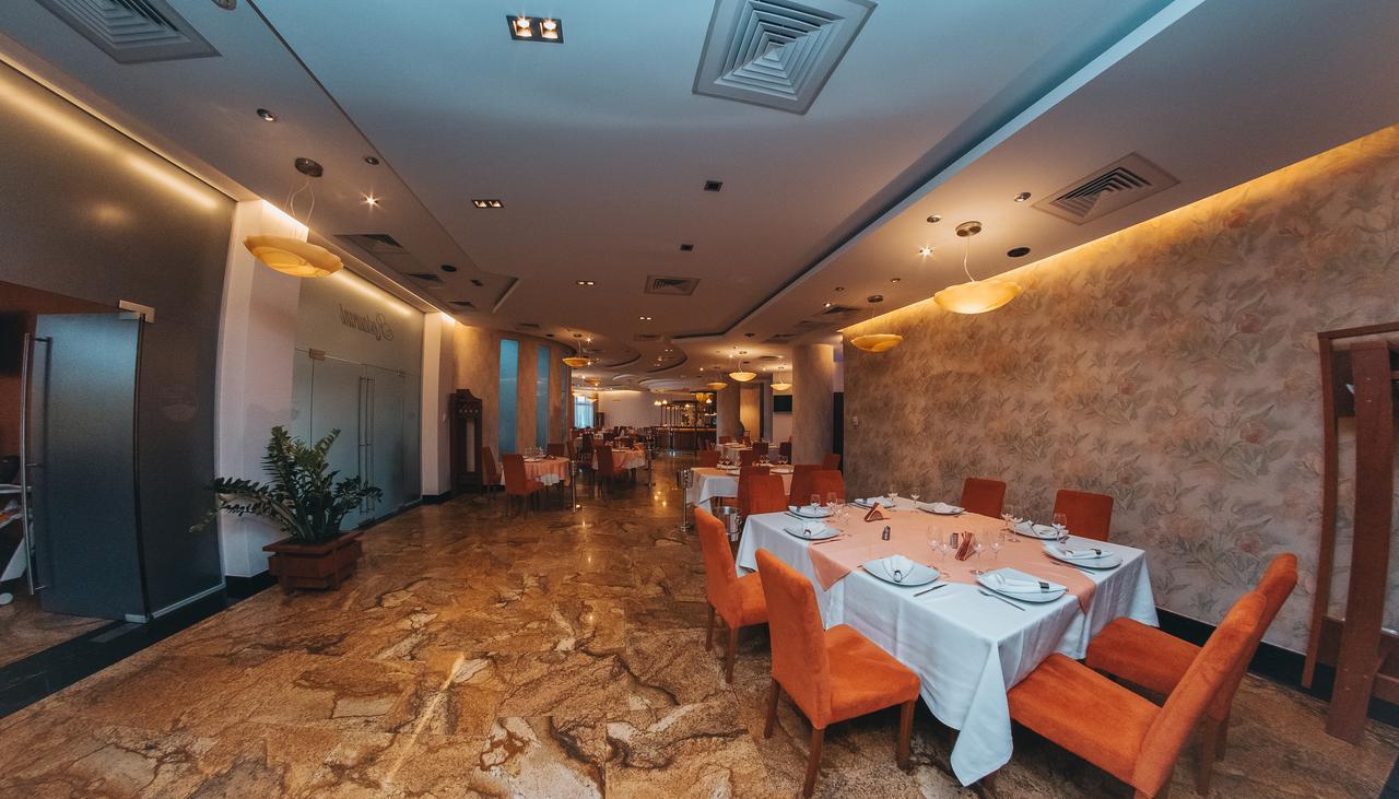 Celly Hotel Piteşti Buitenkant foto