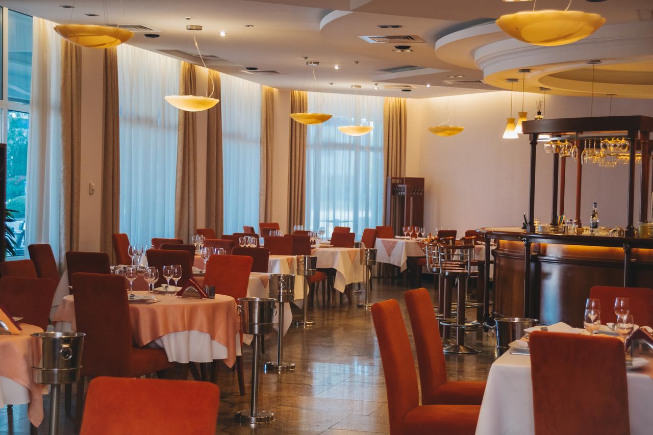 Celly Hotel Piteşti Buitenkant foto