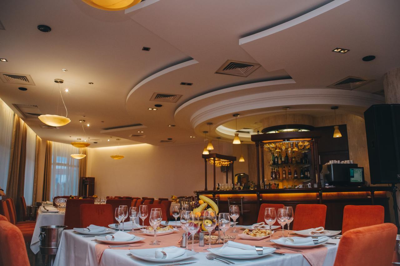 Celly Hotel Piteşti Buitenkant foto