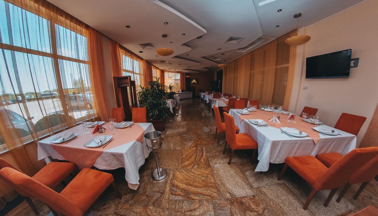 Celly Hotel Piteşti Buitenkant foto