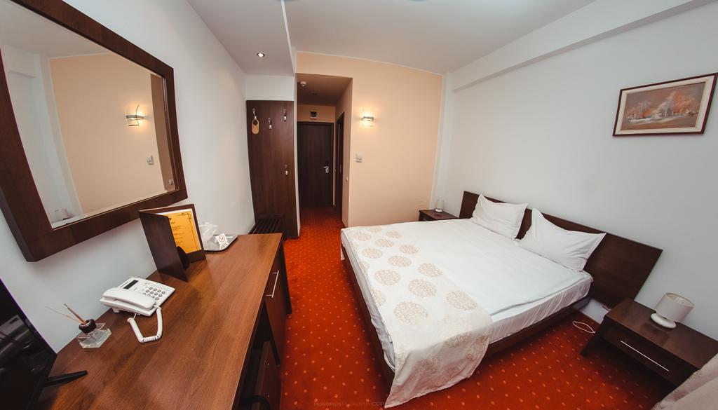 Celly Hotel Piteşti Buitenkant foto
