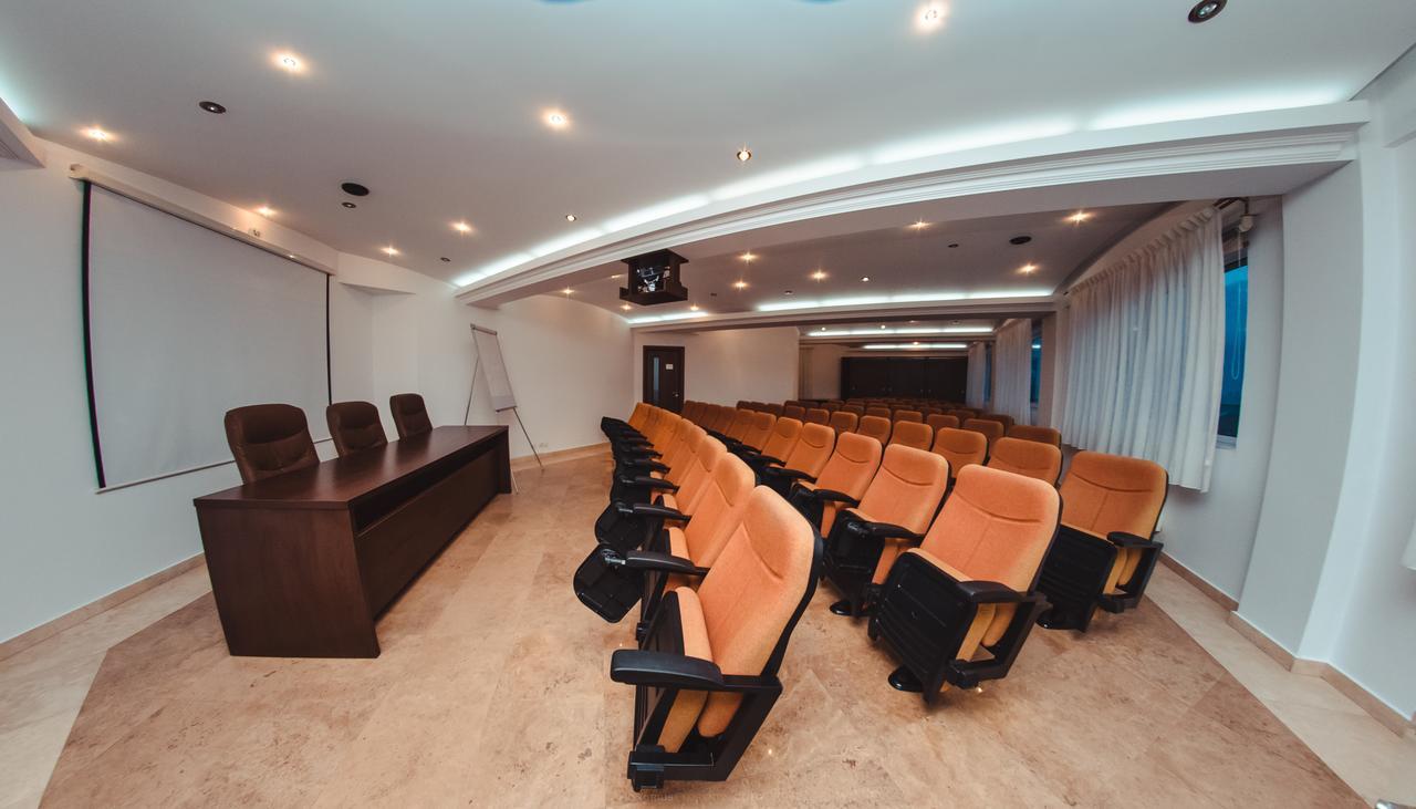 Celly Hotel Piteşti Buitenkant foto