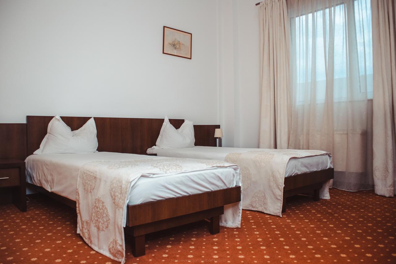 Celly Hotel Piteşti Buitenkant foto