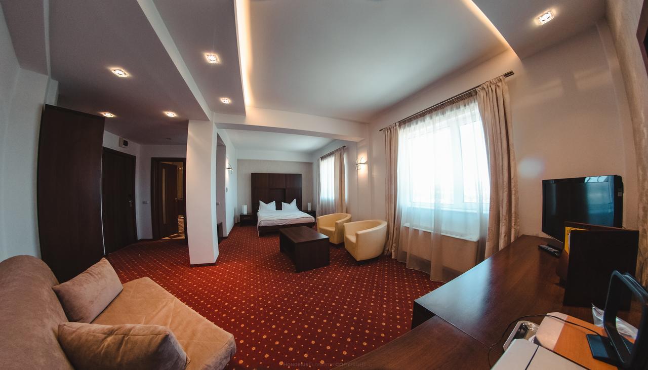 Celly Hotel Piteşti Buitenkant foto