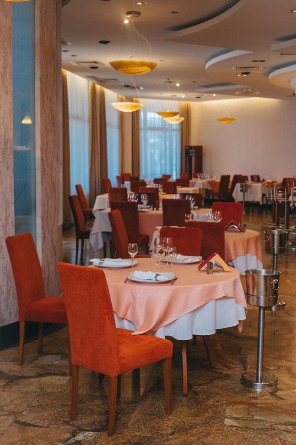 Celly Hotel Piteşti Buitenkant foto