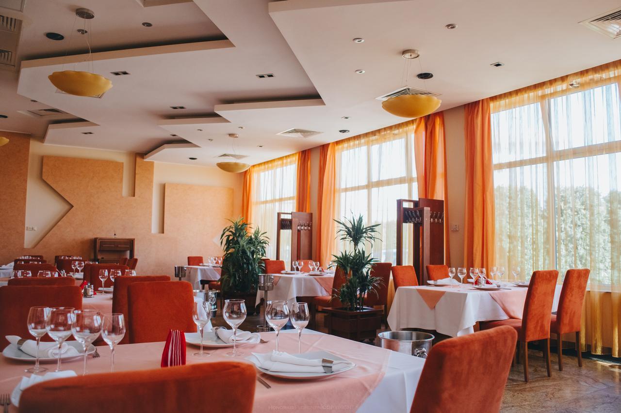 Celly Hotel Piteşti Buitenkant foto