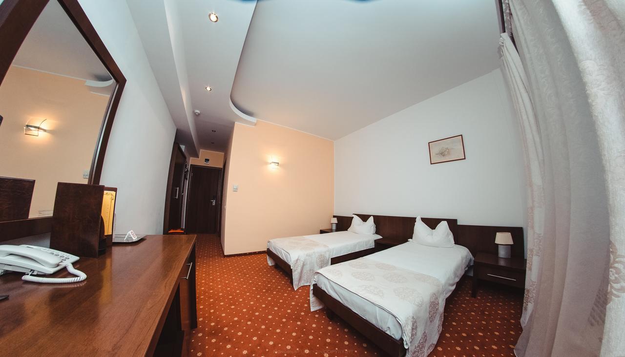 Celly Hotel Piteşti Buitenkant foto