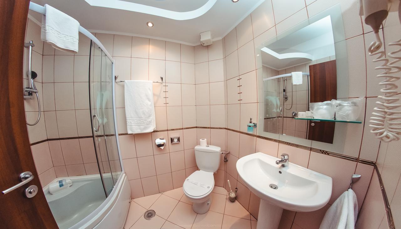 Celly Hotel Piteşti Buitenkant foto