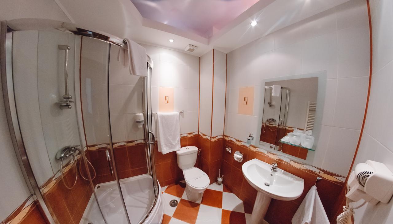 Celly Hotel Piteşti Buitenkant foto