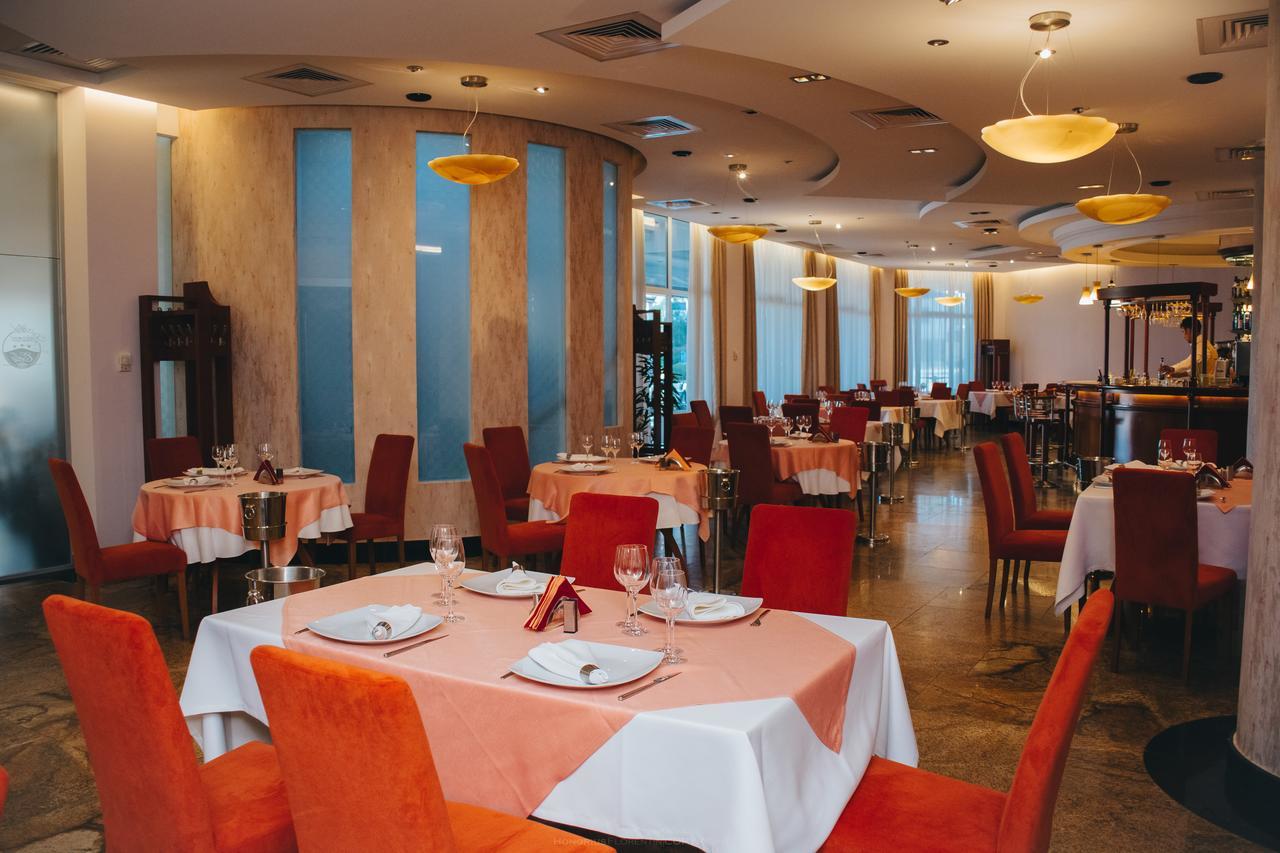 Celly Hotel Piteşti Buitenkant foto
