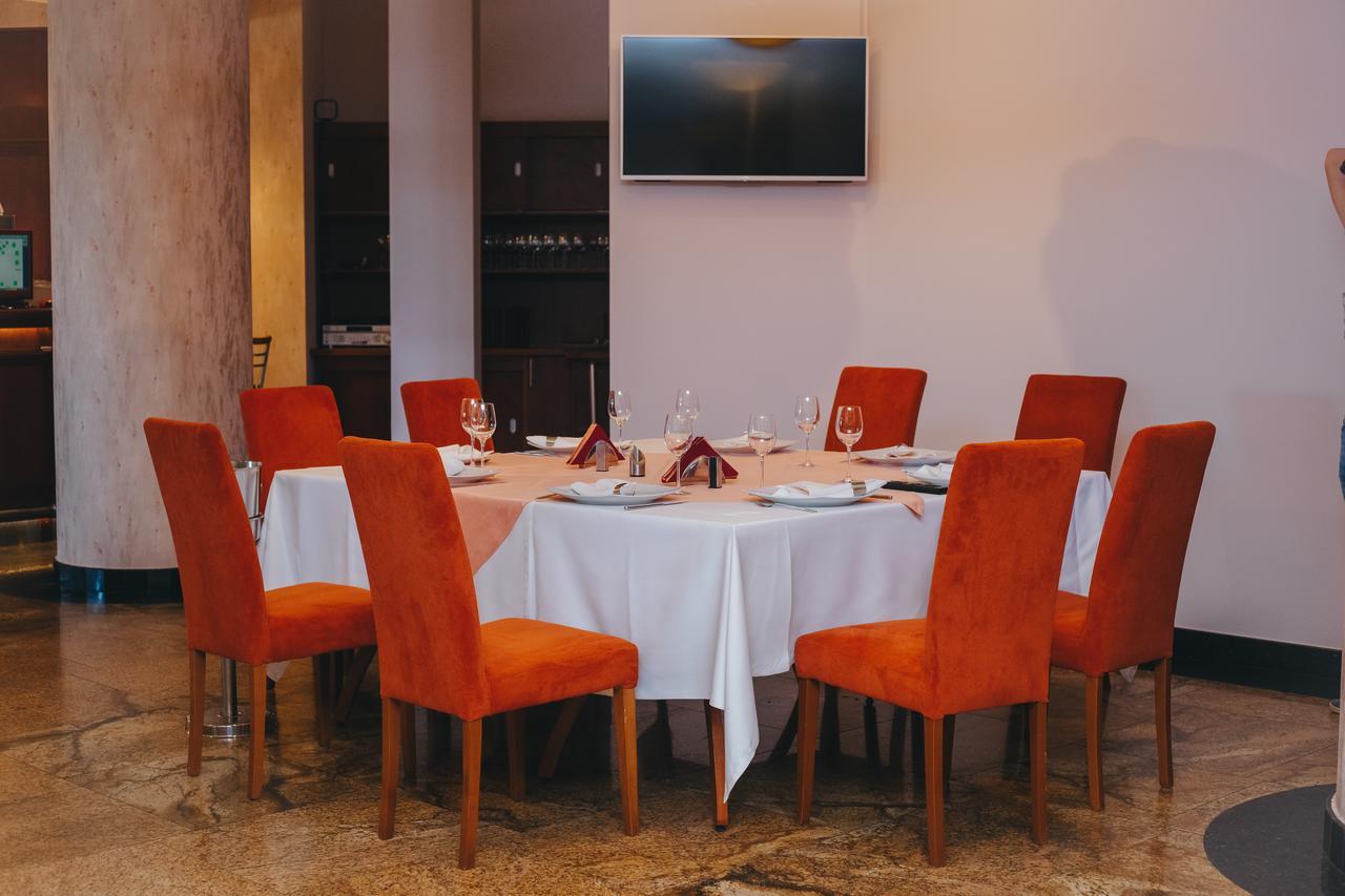 Celly Hotel Piteşti Buitenkant foto