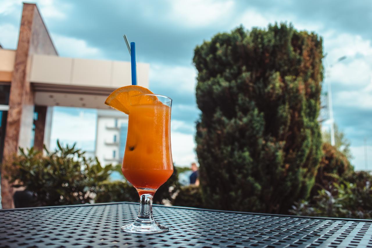 Celly Hotel Piteşti Buitenkant foto